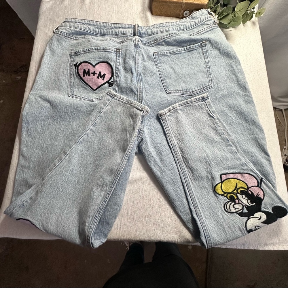 Her Universe Disney Light Blue Mom Jeans with Mickey & Minnie Heart Design Sz 22 - Picture 7 of 14